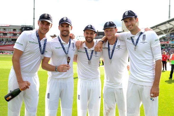  2015 England Players Celebrate victory Oval