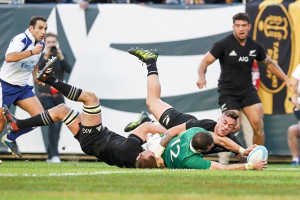 Robbie Henshaw Ireland scores v New Zealand 2016