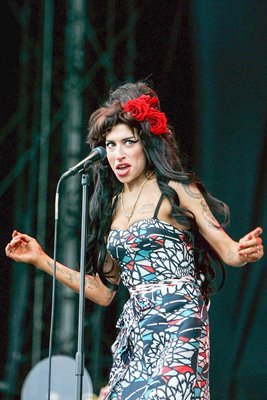 Amy Winehouse performs live