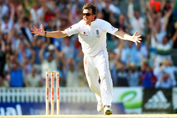 Graeme Swann celebrates Ashes-winning wicket