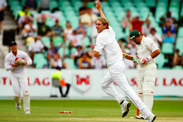 Broad celebrates Kallis wicket - Durban 2009