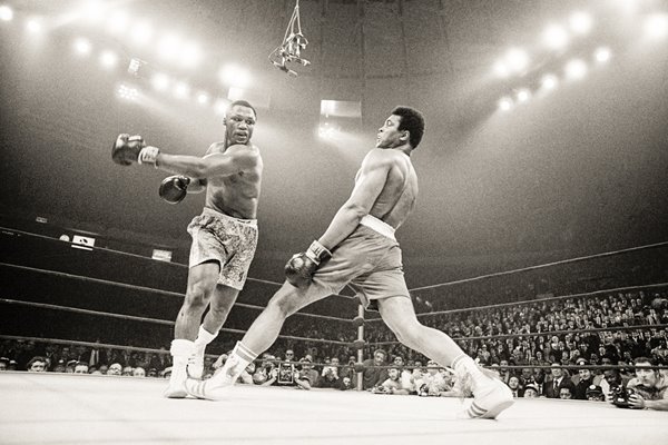Joe Frazier beats Muhammad Ali New York 1971