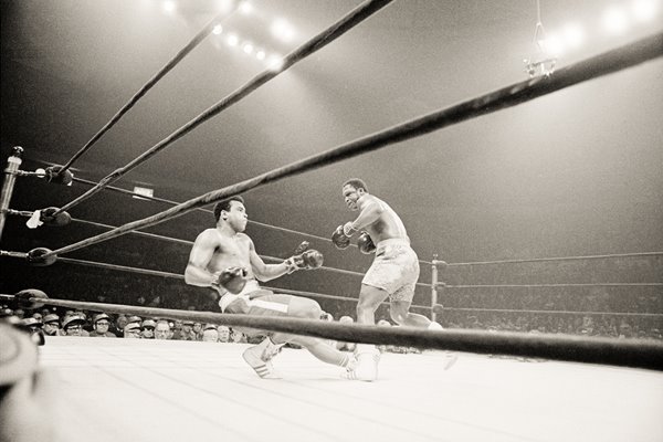 Joe Frazier Knocks out Muhammad Ali 1971
