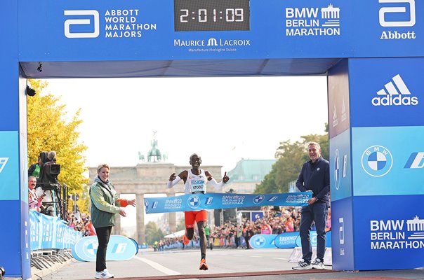 Eliud Kipchoge Kenya breaks Word Marathon Record Berlin 2022