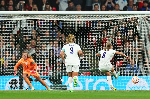 Georgia Stanway England penalty v USA Wembley 2022