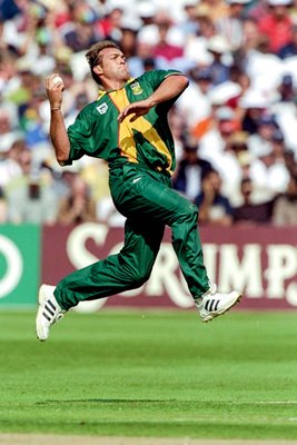 Jacques Kallis South Africa bowls v Sri Lanka World Cup 1999
