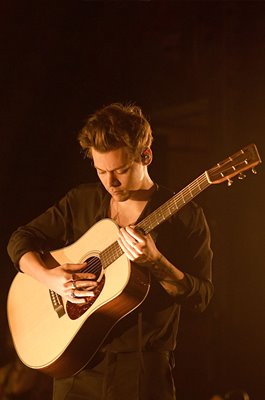 Harry Styles on guitar Brooklyn New York 2017