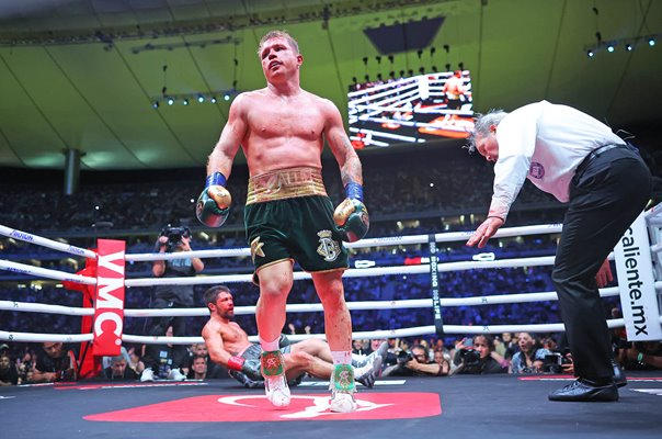 Canelo Alvarez knocks down John Ryder Super Middleweight Mexico 2023
