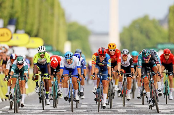 Jordi Meeus beats fwllow Belgian Jasper Philipsen Stage 21 Sprint Tour de France 2023 