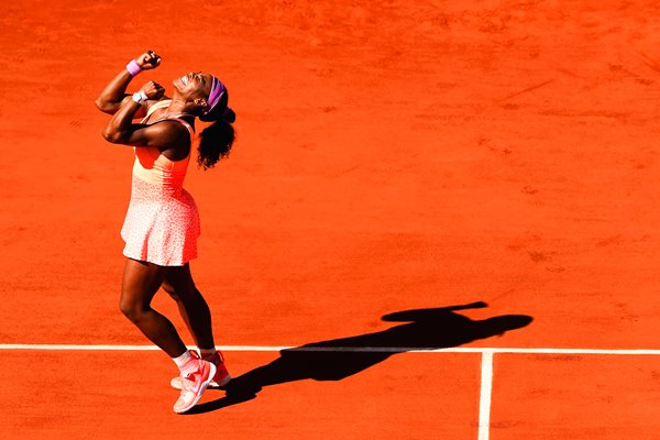Serena Williams celebrates victory at Roland Garros in 2015