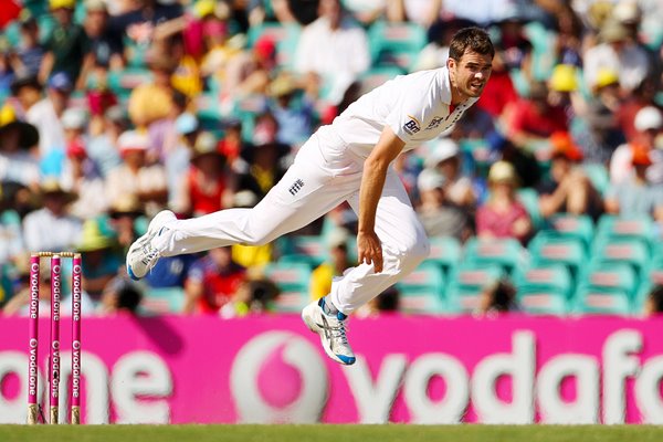 James Anderson bowls in Sydney - 2010 Ashes
