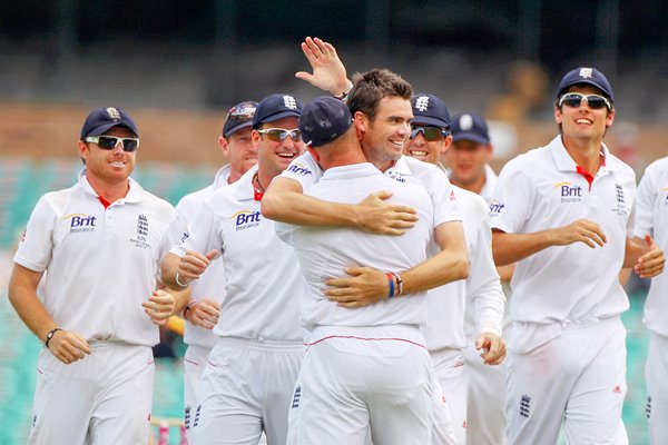 James Anderson & England celebrate SCG 2010 Ashes