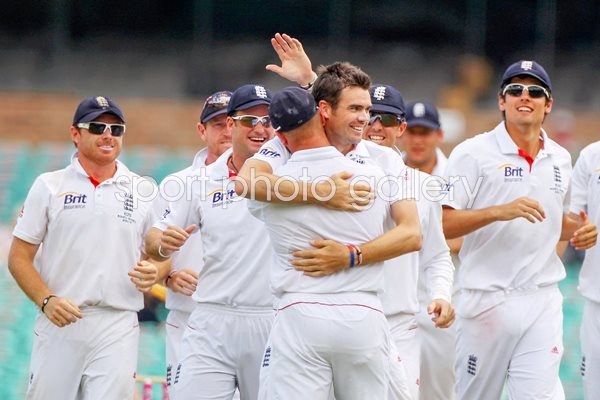 James Anderson & England celebrate SCG 2010 Ashes