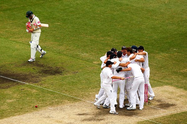England celebrate Beer wicket and SCG win 