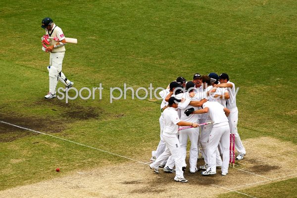 England celebrate Beer wicket and SCG win 