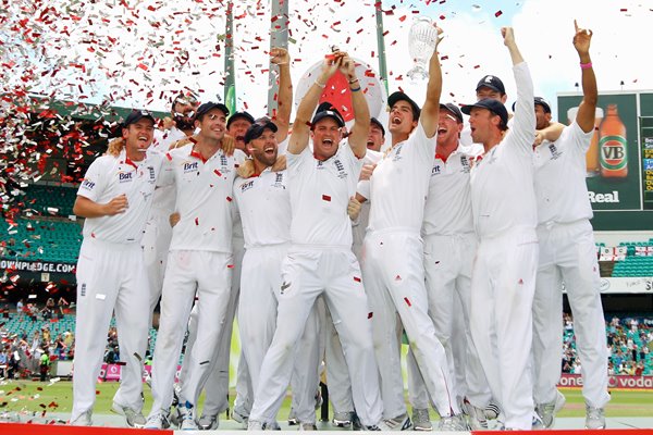 2010 Ashes Winners England lift the Urn