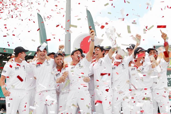 Andrew Strauss lifts the Urn - SCG - 2010 Ashes