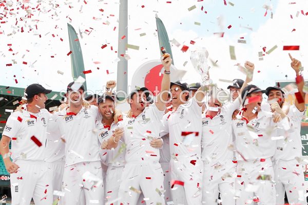 Andrew Strauss lifts the Urn - SCG - 2010 Ashes
