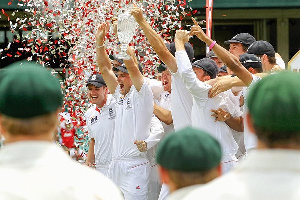 England celebrate in front of Australia - 2010 Ashes