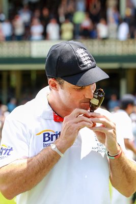 Andrew Strauss kisses the Urn - 2010 Ashes
