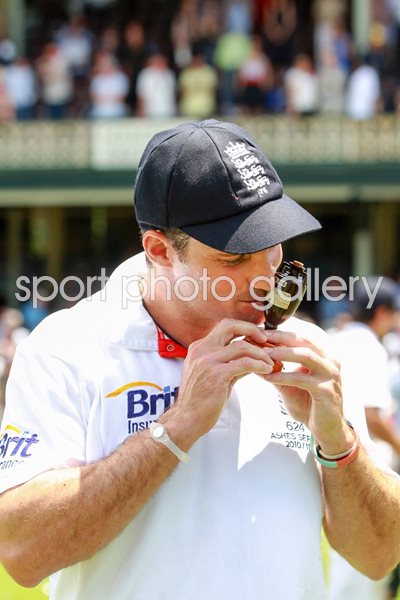Andrew Strauss kisses the Urn - 2010 Ashes