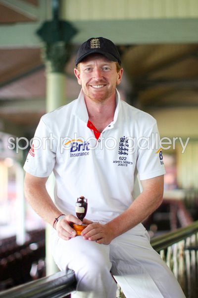 Paul Colingwood at SCG with the Urn - 2010 Ashes