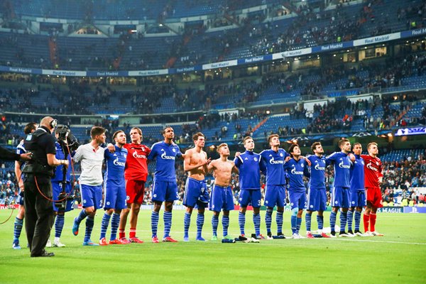 Schalke players salute their fans 