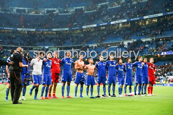 Schalke players salute their fans 