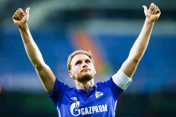 Benedikt Hoewedes Schalke 04 salutes the fans