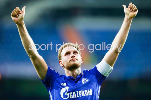 Benedikt Hoewedes Schalke 04 salutes the fans