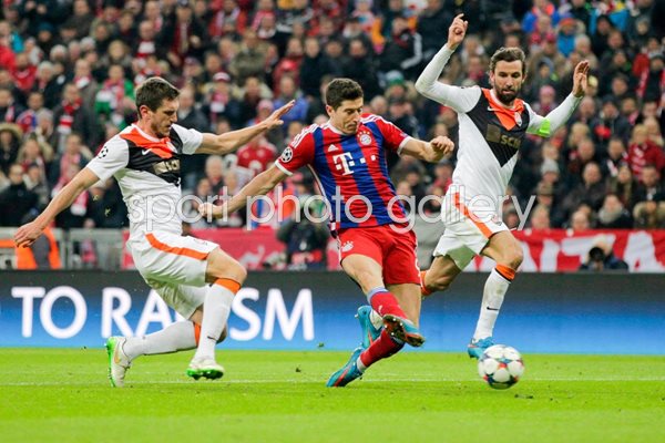 Robert Lewandowski Bayern scores v Shakhtar