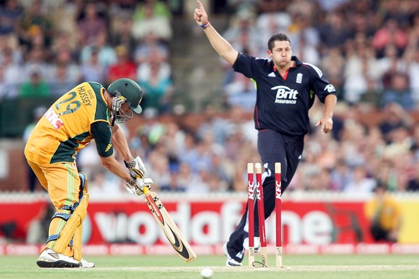 Tim Bresnan bowls Hussey - T20 Adelaide