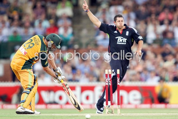 Tim Bresnan bowls Hussey - T20 Adelaide