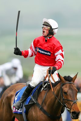 2015 Gold Cup winner Nico de Boinville & Coneygree