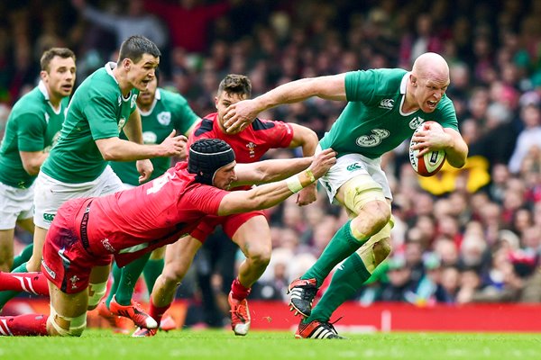 Paul O' Conell Ireland breaks the tackle