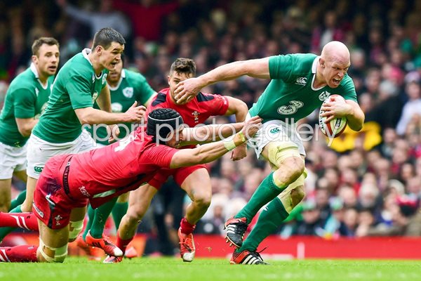 Paul O' Conell Ireland breaks the tackle