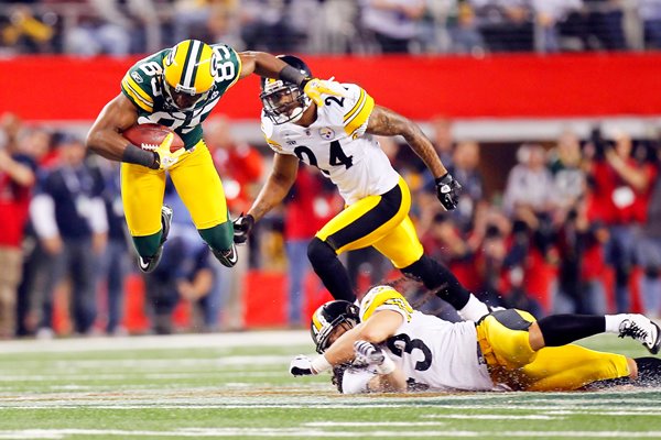 Greg Jennings of the Green Bay Packers catches Super Bowl XLV