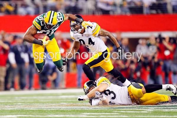 Greg Jennings of the Green Bay Packers catches Super Bowl XLV