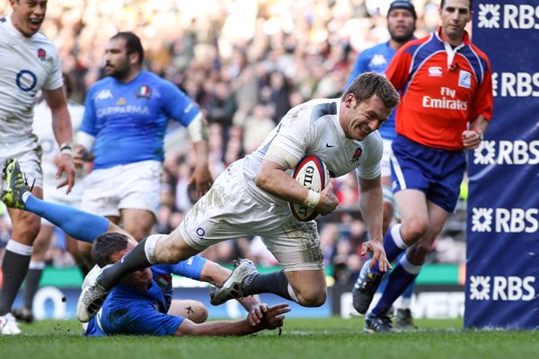 Mark Cueto scores v Italy - 6 Nations 2011