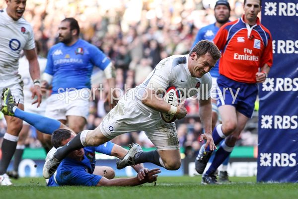 Mark Cueto scores v Italy - 6 Nations 2011