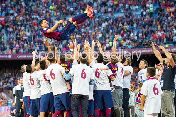 Xavi Barcelona tosed by teammates after last game