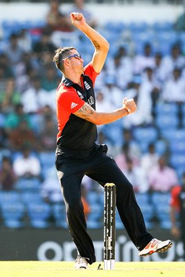 Kevin Pietersen bowls 2011 World Cup