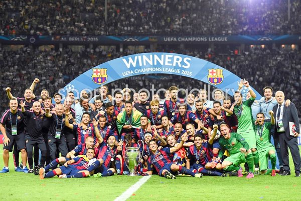  Barcelona team celebrate victory Champions League