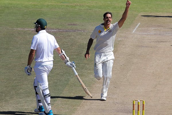 Mitchell Johnson dismisses Graeme Smith in last test innings 2014