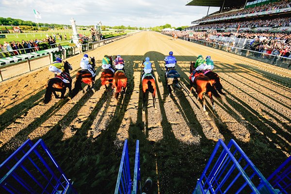 Field leaves the stalls at Belmont Stakes 2015