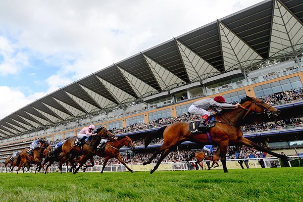 Frankie Dettori riding Osaila 2015