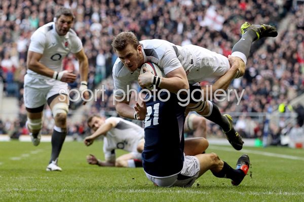 Tom Croft scores v Scotland 6 Nations 2011
