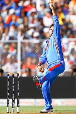 Sachin Tendulkar bowls World Cup 