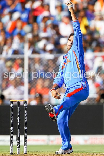 Sachin Tendulkar bowls World Cup 