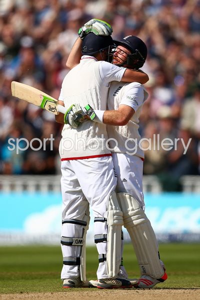 Ian Bell and Joe Root celebrate England win 3rd Ashes Test 2015